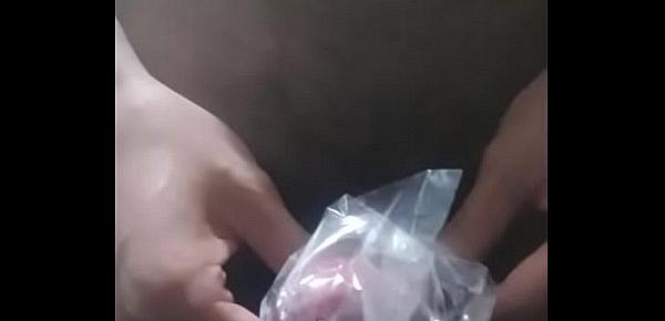  Formas de masturbarse y me corro en una bolsa plastica mientras miro videos porno